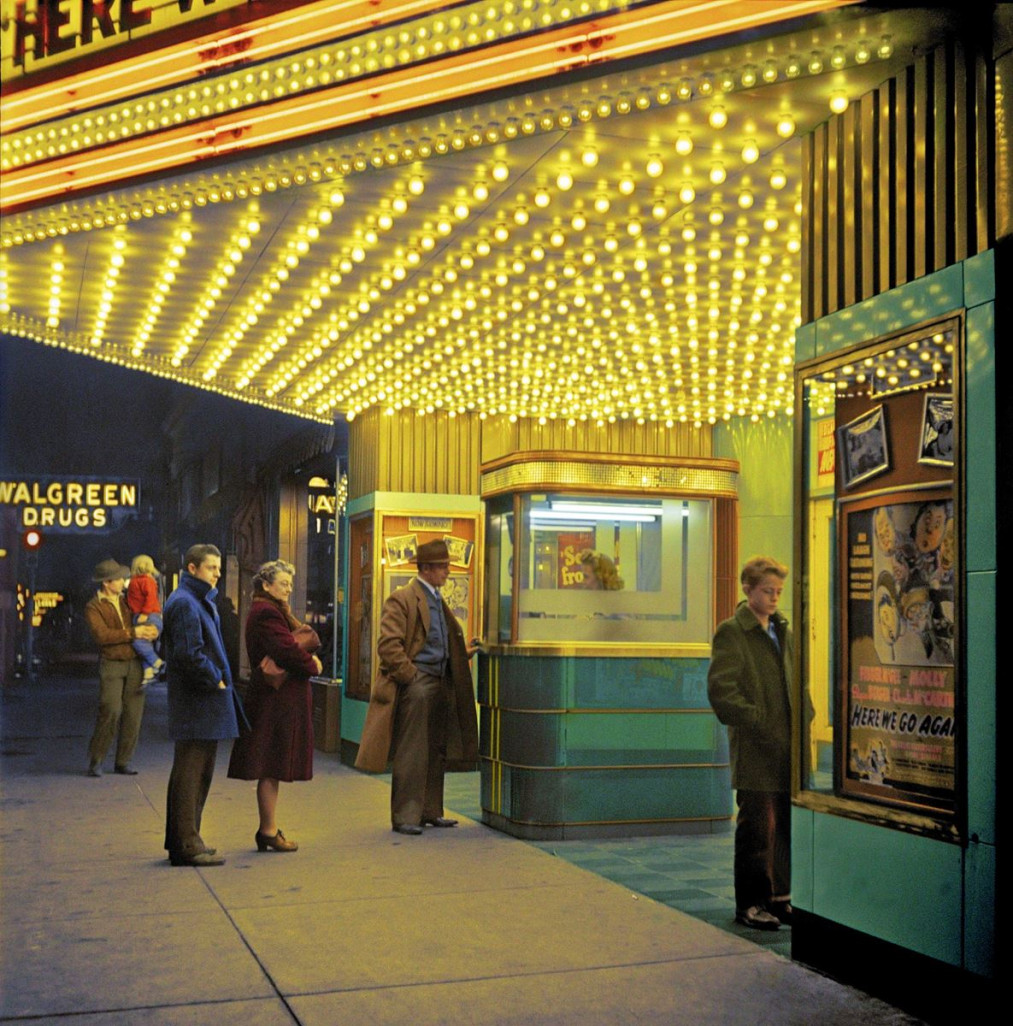 La famille Senise va au cinéma, Blue Island, Illinois. Février 1943, photographie Jack Delano. 