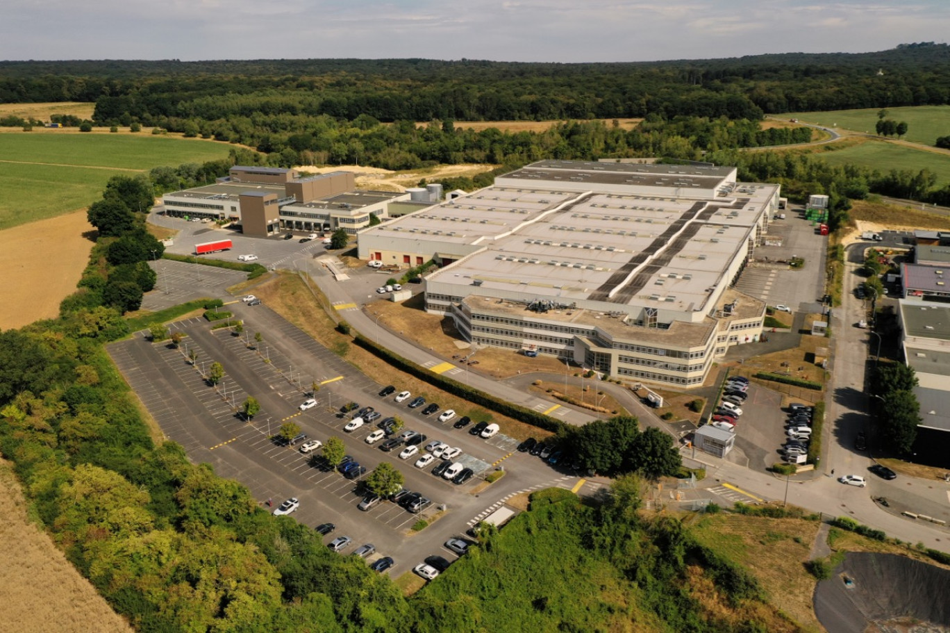 Valfrance a installé son usine de semences dans les anciens locaux de Office Dépôt. (© Valfrance)