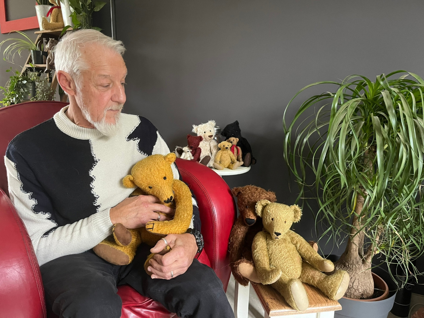 Neil Morton entouré de ses ours en peluche qu’il fabrique entièrement à la main. (© Teddy Morton) 