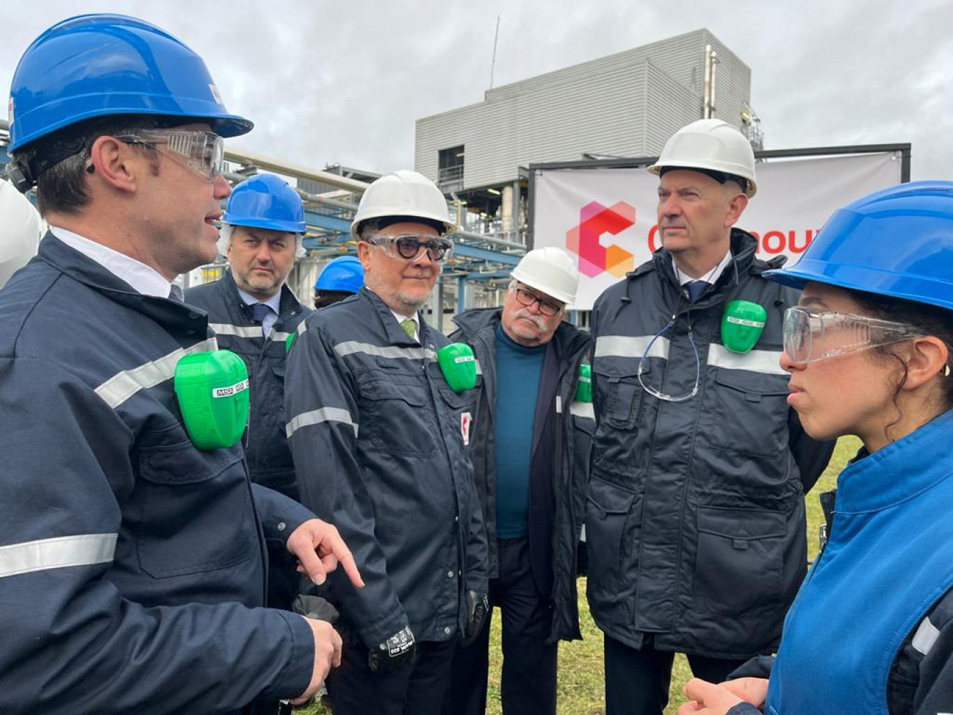 (de g. à dr.) Marc Chefson, directeur de l'usine, Marc Newman, PDG de Chemours, Jean-Claude Villemain, président de l'ACSO et Roland Lescure, ministre délégué chargé de l’Industrie. (c)VK