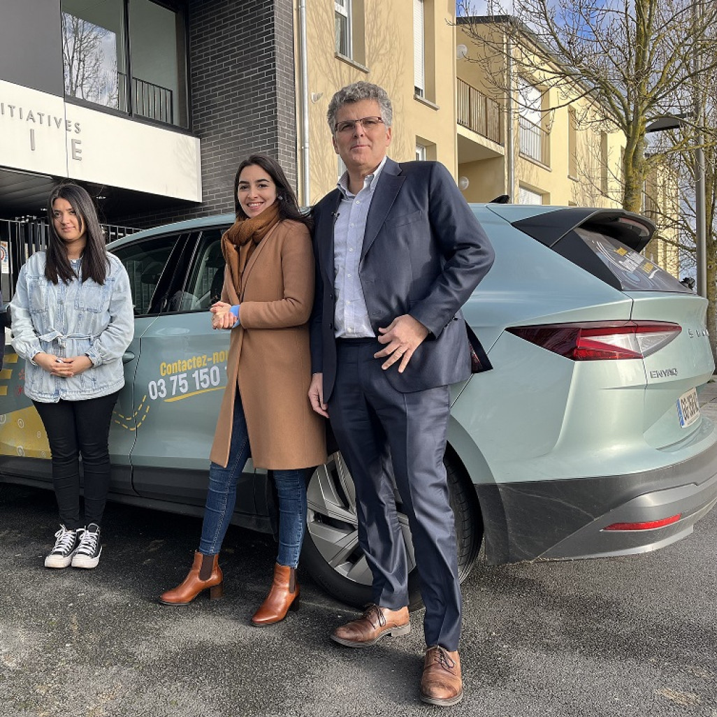 (de g. à dr.) Nisrine Boultam, directrice de l'animation du PMB, Chanez Herbanne, directrice administrative du PMB et Alain Rolland, fondateur de Stations-e, devant la Skoda Enyaq du nouveau service de transport rural et solidaire. (c)VK