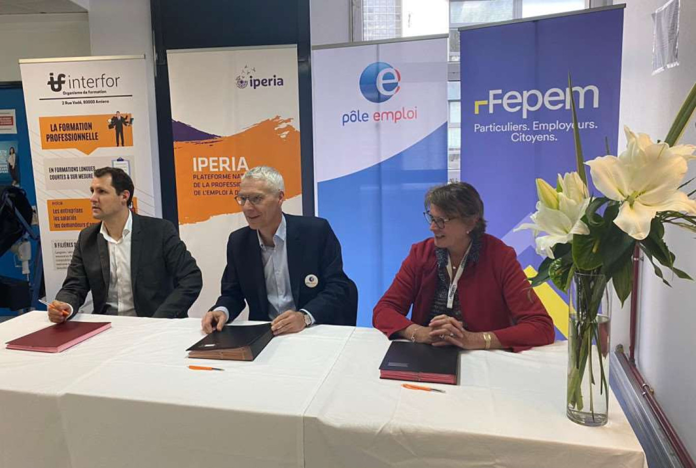 La convention de partenariat signée entre Frédéric Danel, directeur régional de Pôle emploi Hauts-de-France (au centre), France Grolin, présidente de la Fepem Hauts-de-France et Baptiste Lenfant, Directeur général d’Iperia.