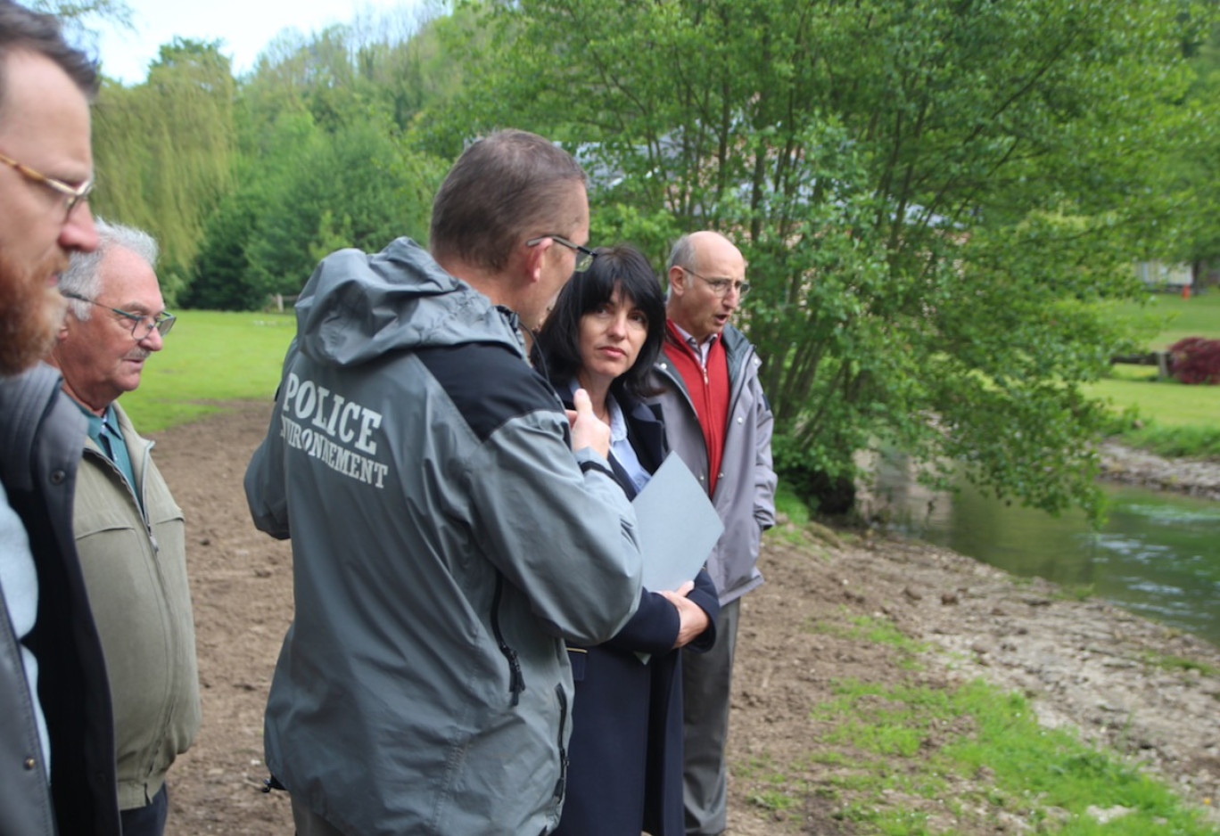 Catherine Séguin, préfète de l'Oise, lors de ses échanges avec les agents de l'OFB et avec Alain Bouteleux (à gauche en arrière), maire de la commune et propriétaire du Moulin Cleutin. (© Aletheia Press / B.Delabre)