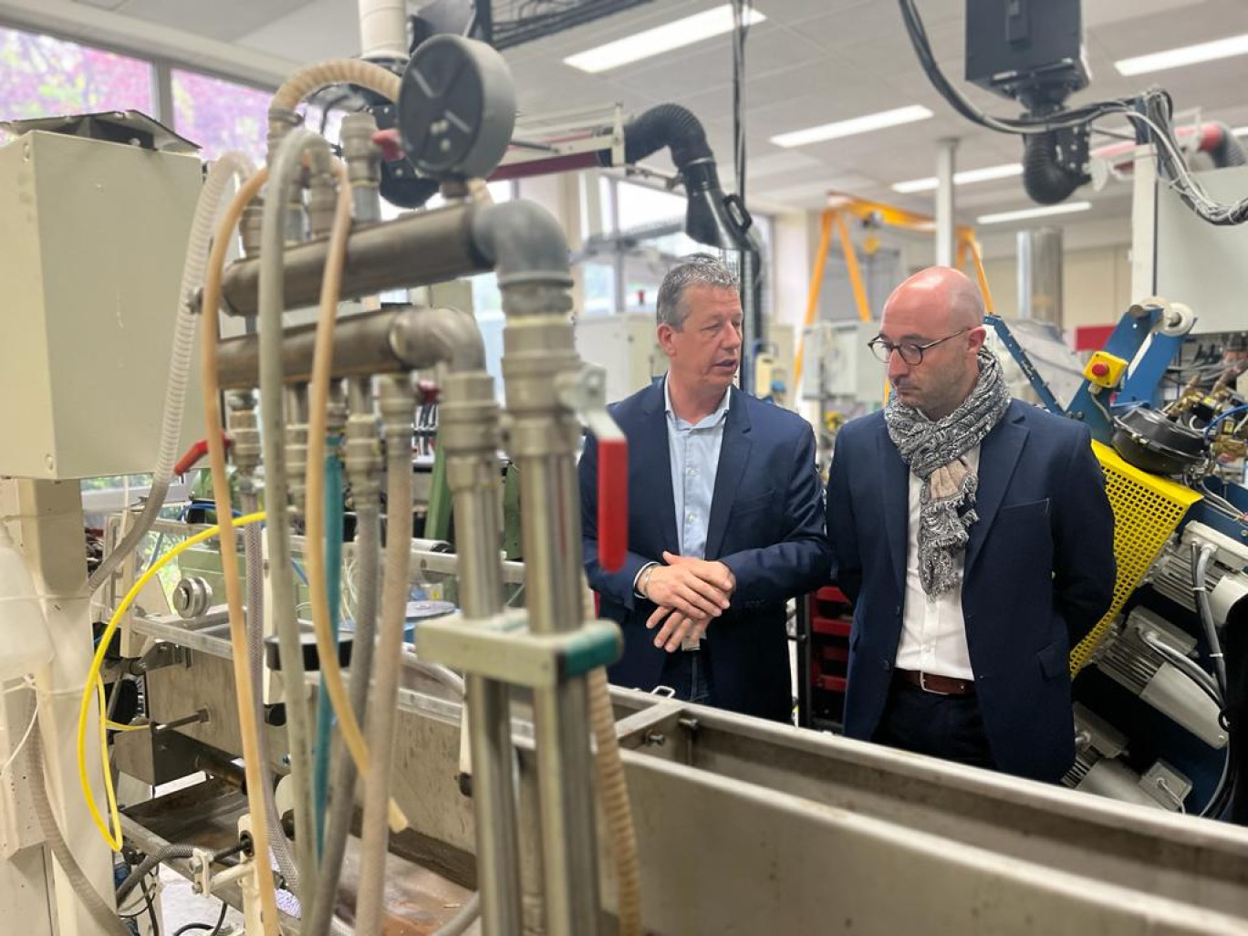 Daniel Lecas, vice-président de la Région Hauts-de-France (à dr.), a visite le Critt Polymères dans le cadre du Mois de L'Europe, aux côtés d'Yves Machu, le directeur.