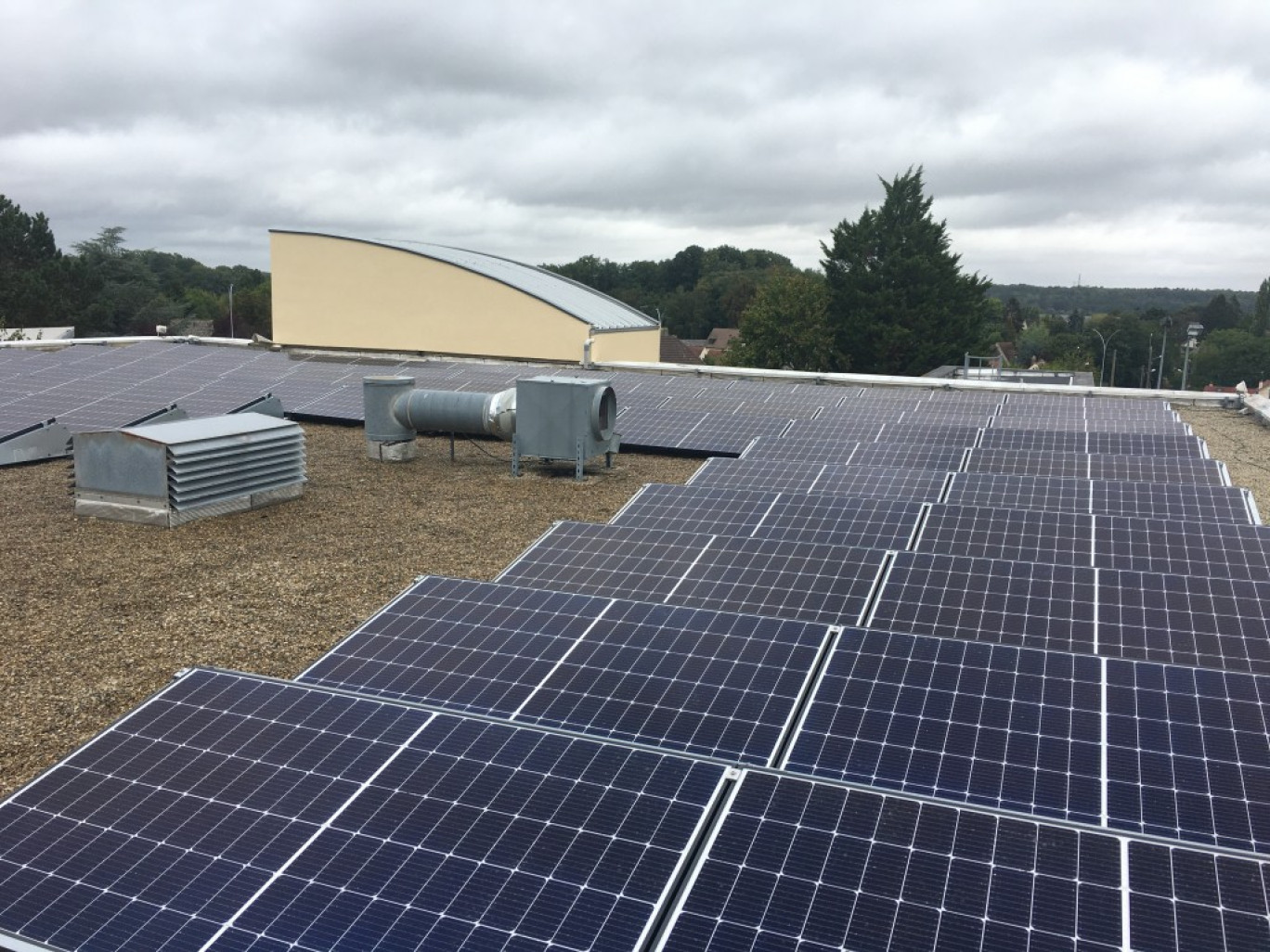 Sur le toit du collège Anna de Noailles, 295 panneaux photovoltaïques ont été installés, ils produisent 110 MWh par an. (© Conseil Départemental de l’Oise)
