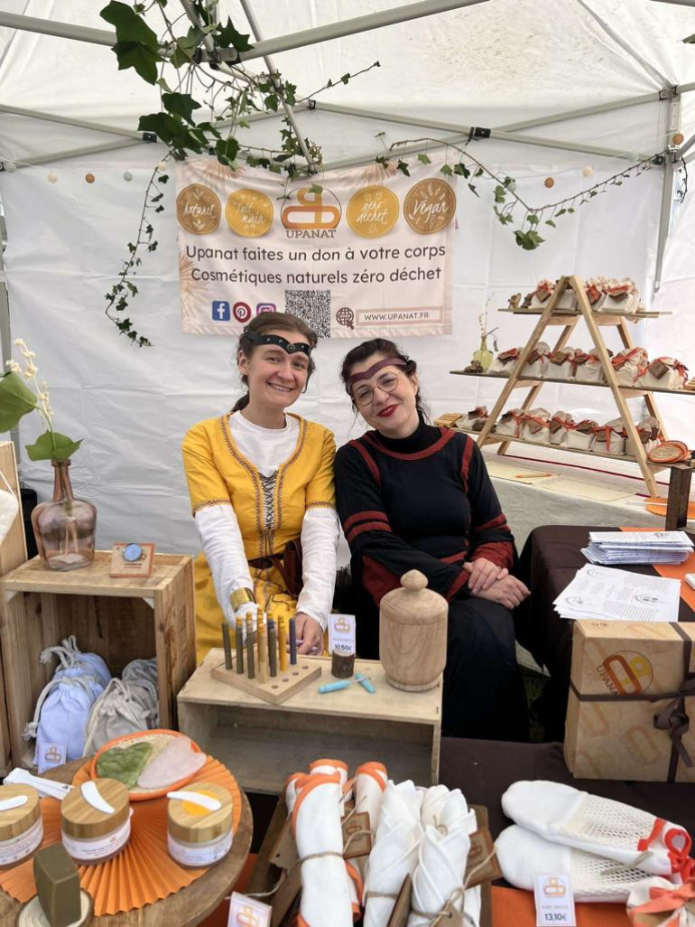 Lucia Chauveau, à droite, est présente sur les marchés ou des événements, comme ici à la fête médiévale de Coucy-le-Château-Auffrique, dans l'Aisne.