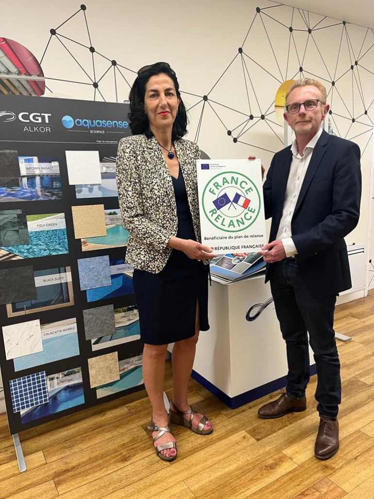 La sous-préfète de Clermont, Noura Kihal-Flegeau, a remis la plaque France Relance à Olivier Hilmarcher, DG de CGT Alkor. (c)VK