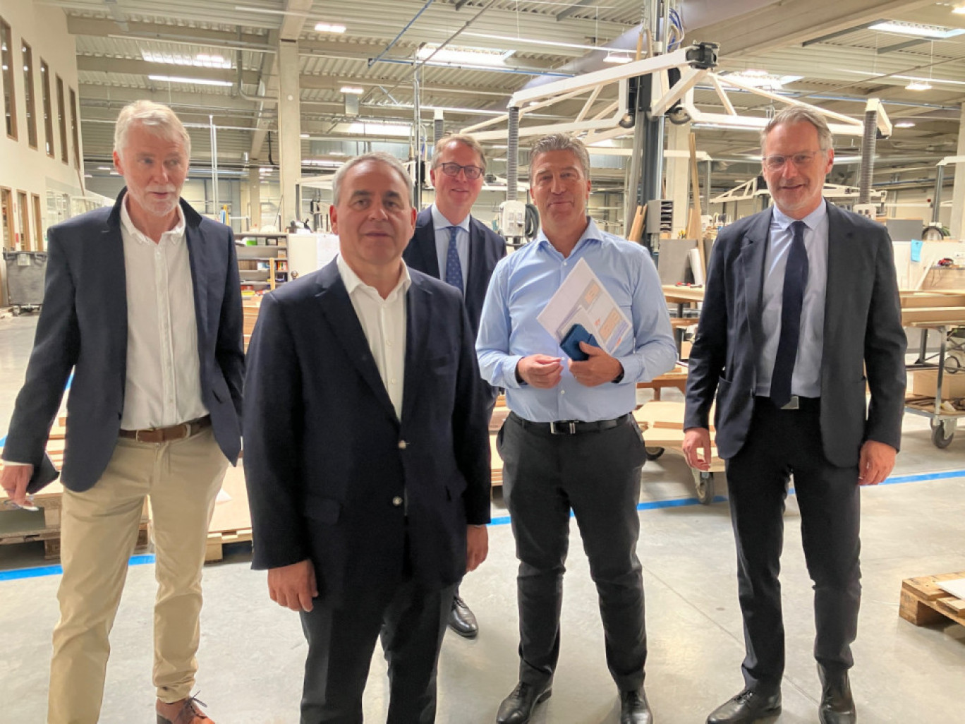 Xavier Bertrand lors de la visite début juin des ateliers de Duriez Agencement aux côtés de l'équipe dirigeante.