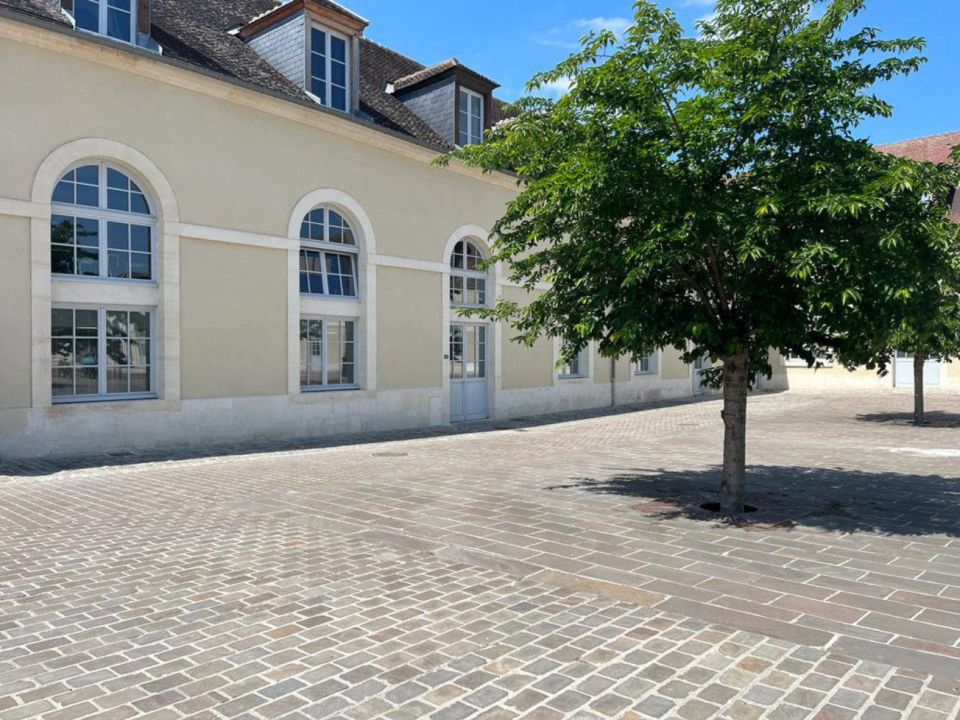 La Maison des projets et du Canal se situe dans les locaux de la Société du Canal Seine-Nord Europe.