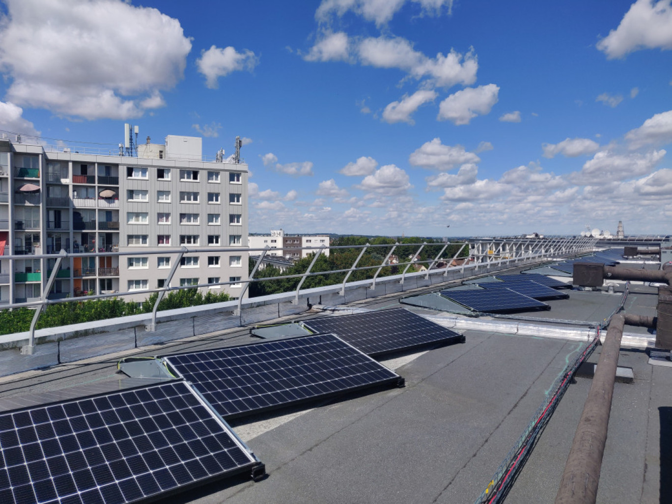 AMSOM Habitat a fait installer des panneaux photovoltaïques sur trois bâtiments du quartier Sud-Est à Amiens. (© Aletheia Press / DLP)