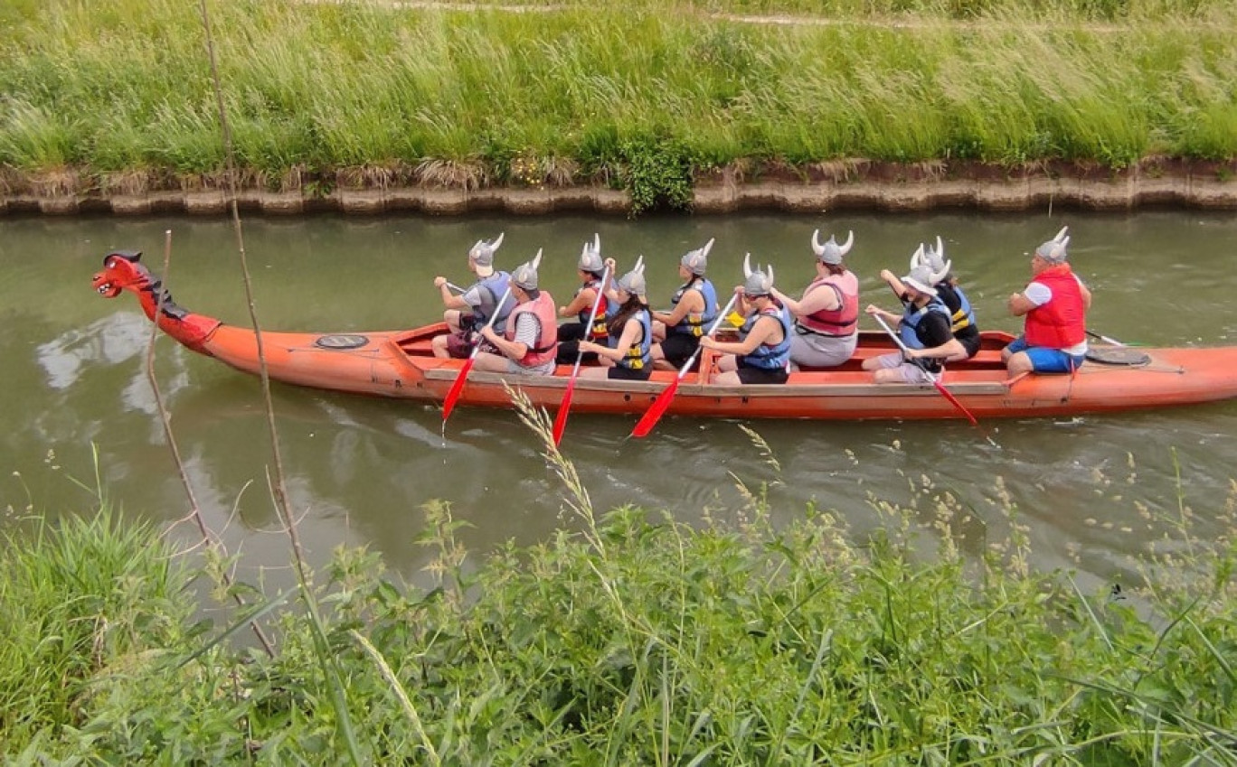 Entre amis, en famille ou entre collègues, pagayez à 8 pour avancer et découvrir l’Ourcq. (© Office de Tourisme du Pays de Valois)