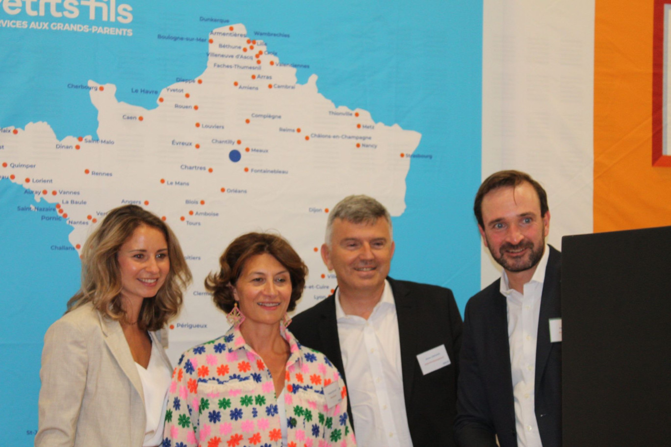 L'agence a été inaugurée en présence de Pascale Loiseleur (au centre), maire de Senlis.