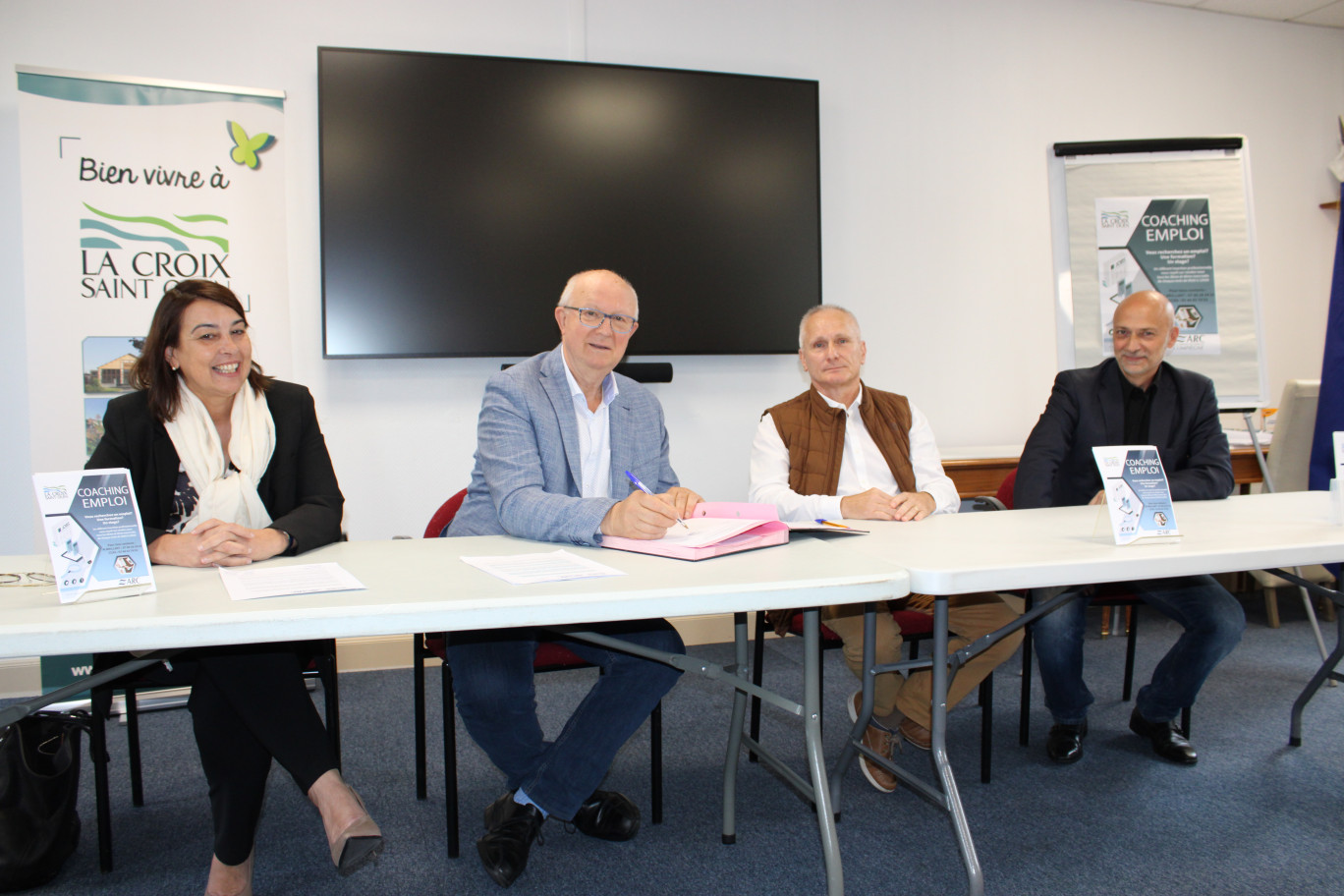 (de g. à dr.) Anne Fontaine, conseillère régionale, Jean Desessart, maire de La Croix-Saint-Ouen, Jean-Pierre Brillant, référent insertion professionnelle à l'ARC et Laurent Duboc, coordinateur Emploi Formation à l'ARC ont signé la convention Coaching Emploi, le 1er septembre.