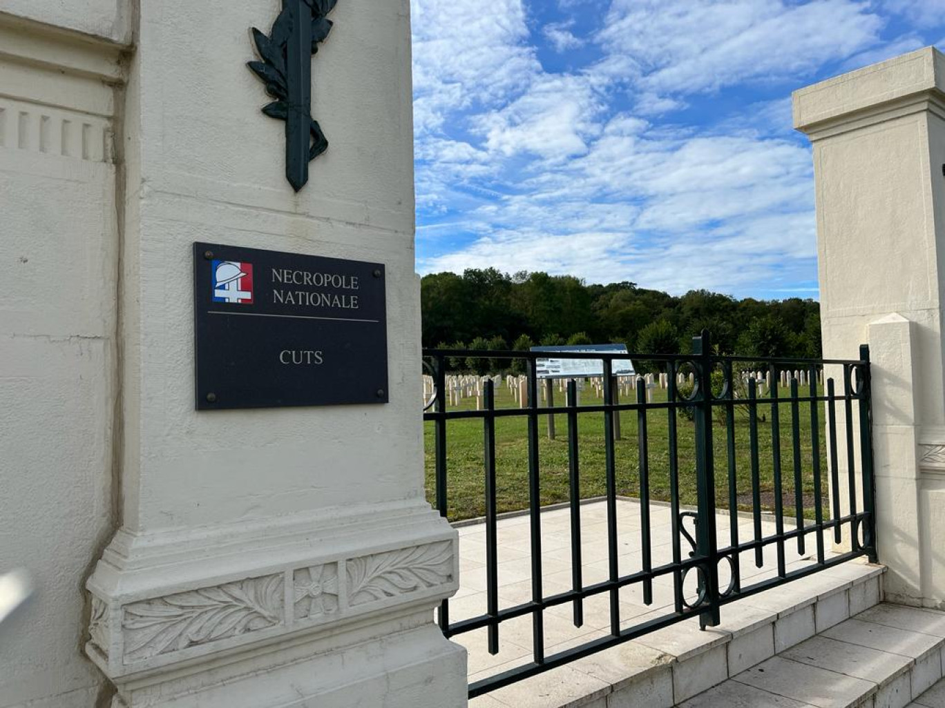 La nécropole nationale de Cuts est un cimetière militaire français de la Première Guerre mondiale. Elle a été créée en 1920 pour rassembler les corps de soldats tués lors des batailles de l'Oise de 1914 et 1918.(c)VK