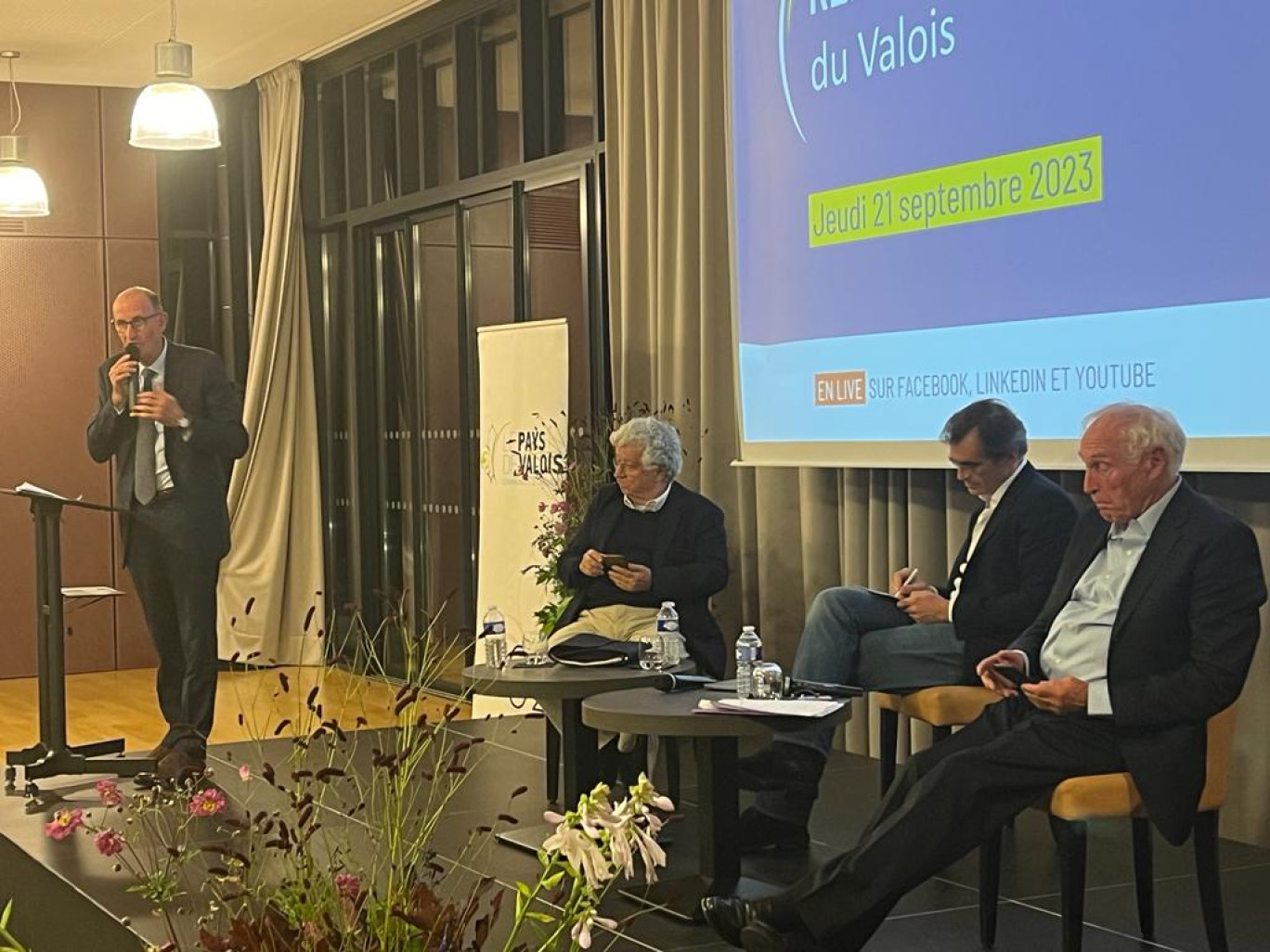 (de g. à dr.) Didier Doucet, Elie Cohen, Raphaël Enthoven et ean-Marc Sylvestre, journaliste spécialisé en économie, lors des 3e Rencontres Economiques.