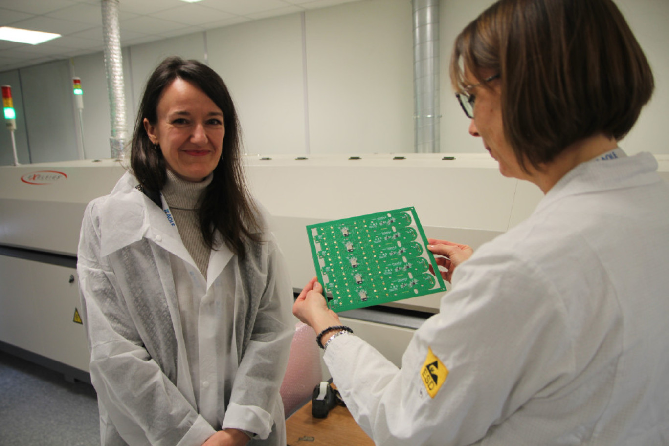 Vanessa Lesobre devant les cartes électroniques, fabriquées au sein d'AQLE - qui équipent la première série de flûtes connectées Lorio. (© Aletheia Press / B.Delabre)