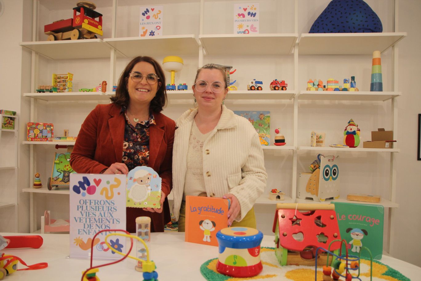 Vanessa Foulon (Initiatives Oise Ouest) et Cécile Bachelet dans la boutique Méli Mélo Tribu, ouverte depuis le 4 octobre. (© Aletheia Press / B.Delabre)