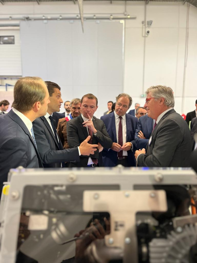 Olivier Dussopt, à sa droitec, DG de Plastic Omnium, et Luc Chatel ont visité le centre Alphatech de Plastic Omnium (c)VK
