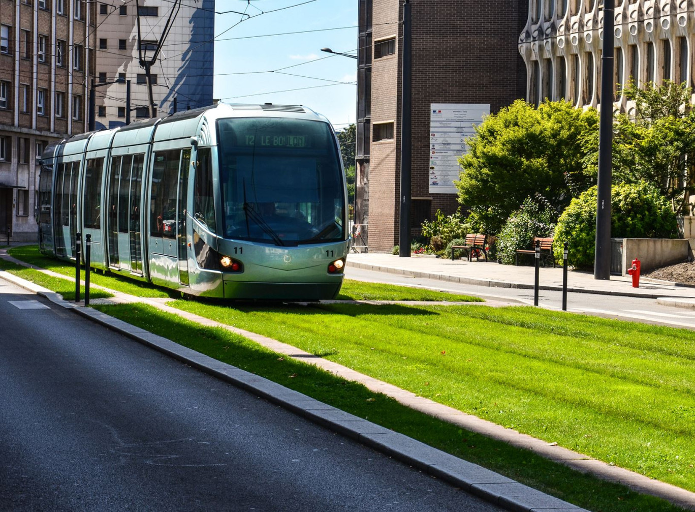 « La moitié des urbains ont accès à un transport public à moins de 10 minutes de chez eux », souligne l’Union des transports publics. Tramway à Valenciennes (59) © Catalin