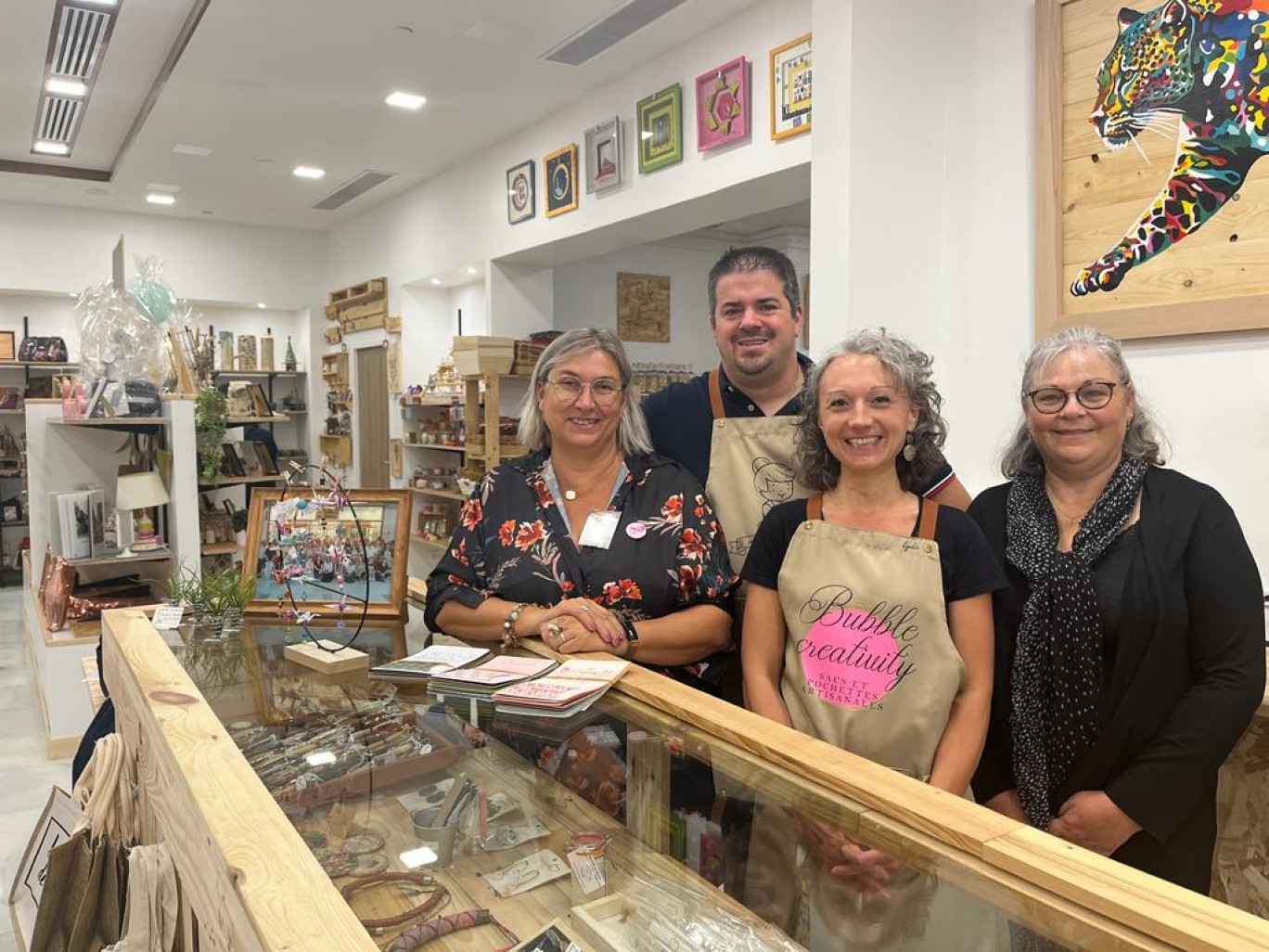 (de g. à dr.) Sabrina Ricaux, Nicolas Denouette, Nathalie Mallédant et Lydie Lemaire, des artisans souriants à La Boutique des Artisans.