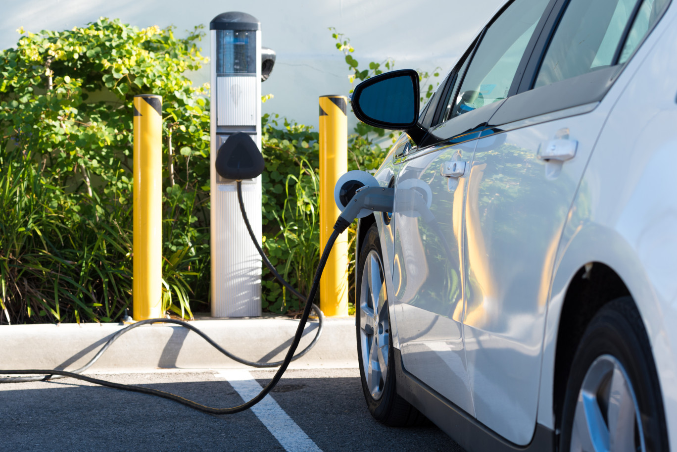 pour environ 1,3 million de véhicules électriques actuellement en France, les deux-tiers des recharges se font déjà à domicile. (c)Michael Flippo 