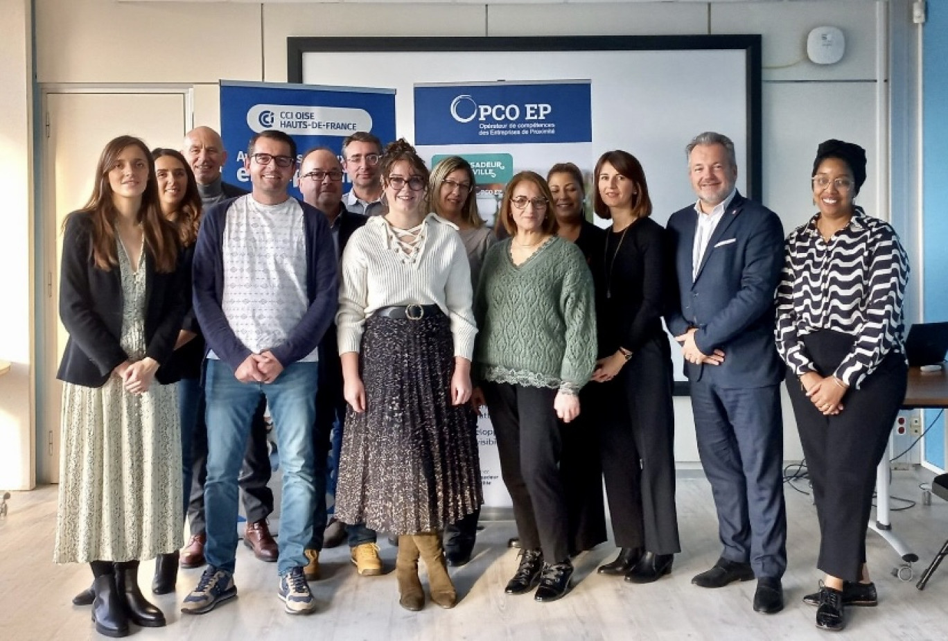 Clara BENARD (conseillère d'entreprises CCI), Pauline FUENTES (conseillère d'entreprises CCI) , Denis JOREL ( Délégué Régional Opco Ep), Ghislain HOECKMAN ( La fée MARABOUTEE et la Fabrik), Etienne BROCQUART (Jardin de Lotus), Arnaud DECOMBAT (Manager de centre-ville), Héloise BAILLY (La Fabrik), Karine DELFLY et Noémie URIGA (Comptoir Nordique de la Miroiterie), Fetima AININE (Les pieds sur Terre), Enisa SUDIC (Conseillère Opco Ep), Charles LOCQUET (Vice président de la CCI) et enfin Rachida HALBOUZ (Chargée de projet Opco Ep).