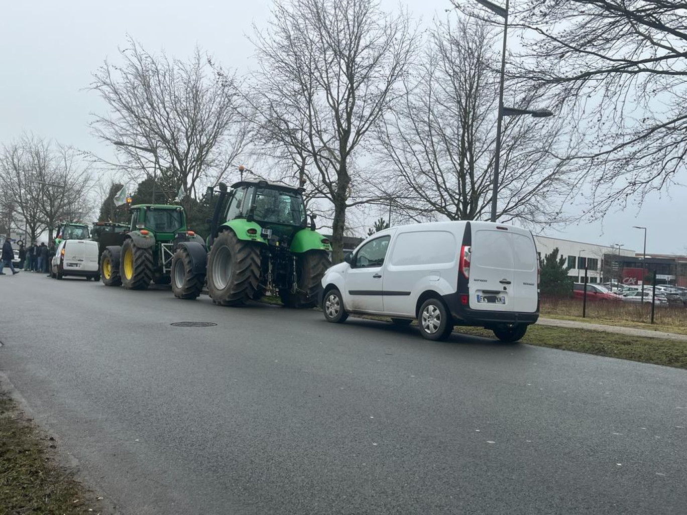 Les agriculteurs de l'Oise bloquent l'A16 à Beauvais. 