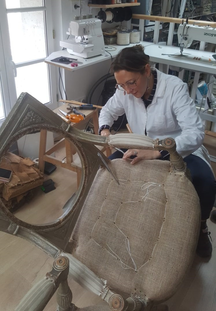 Anne-Sophie Melaye restaure d'anciens fauteuils avec la méthode traditionnelle.