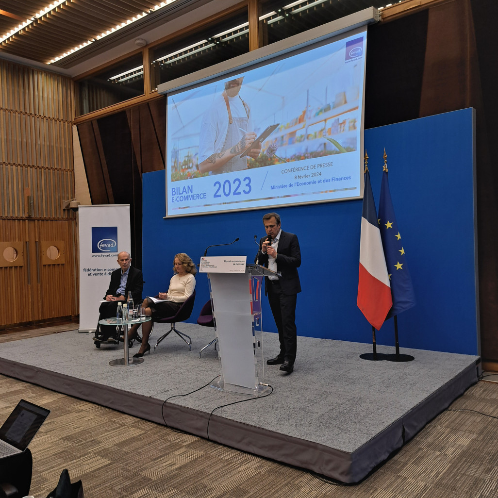 (de g. à dr.) François Momboisse, président de la Fevad, Céline Bracq, directrice générale d'Odoxa, et Marc Lolivier, délégué général Fevad ( au micro).