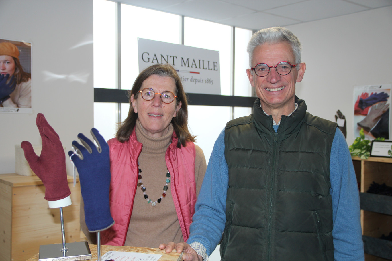 Cyrille Motte et son épouse dans la petite boutique d’usine qu’ils ont ouverte à Margny. (© Aletheia Press / B.Delabre)