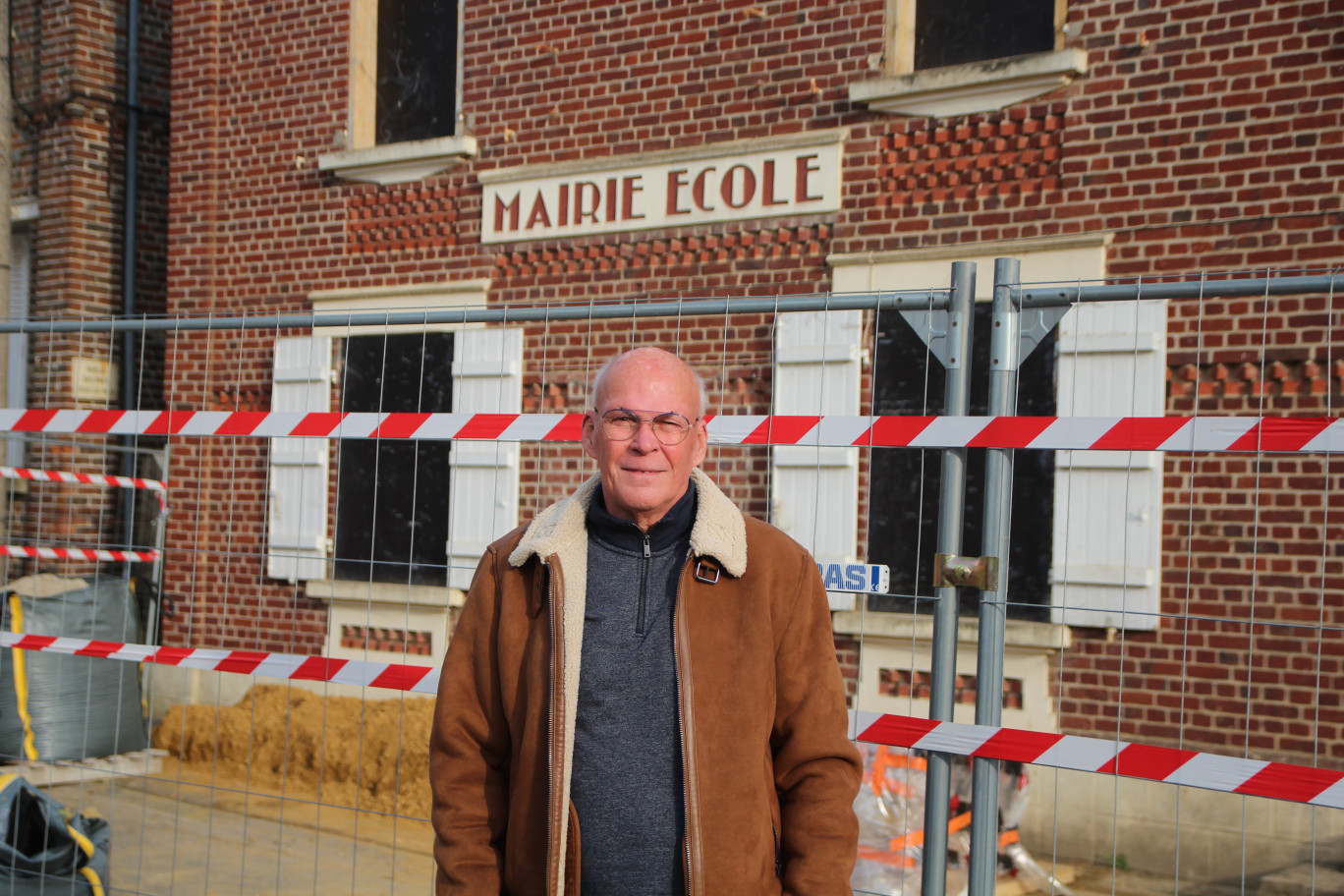 Jean-Pierre Fouquier devant le futur établissement actuellement en travaux. (© Aletheia Press / B.Delabre)