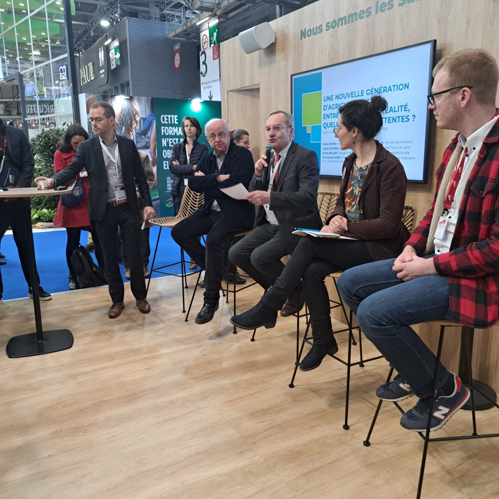 (de g. à dr.) Pierre Meyer, membre du conseil d'administration des Jeunes Agriculteurs ; Coline Sovran, chargée de plaidoyer chez Terre de liens, ; Emmanuel Hyest, président du groupe Safer; Bruno Keller, président de la Fédération nationale de la propriété privée rurale.