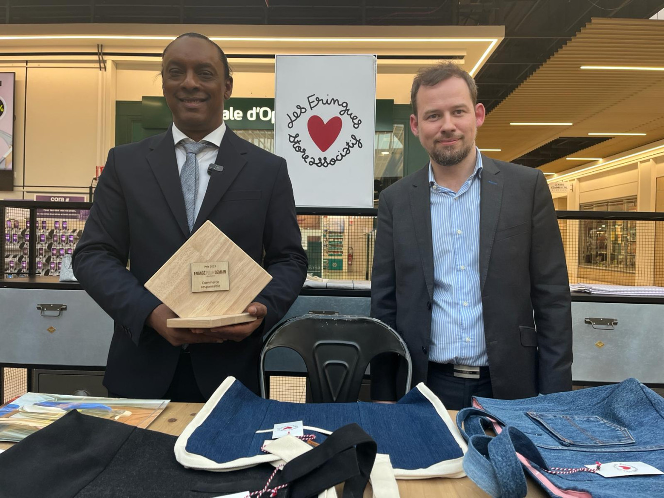 José Manço (à g.), président des Fringues Store et Camille Fouché, directeur Opération France de Galimmo deviennent partenaires avec le prix "Engagé pour demain".