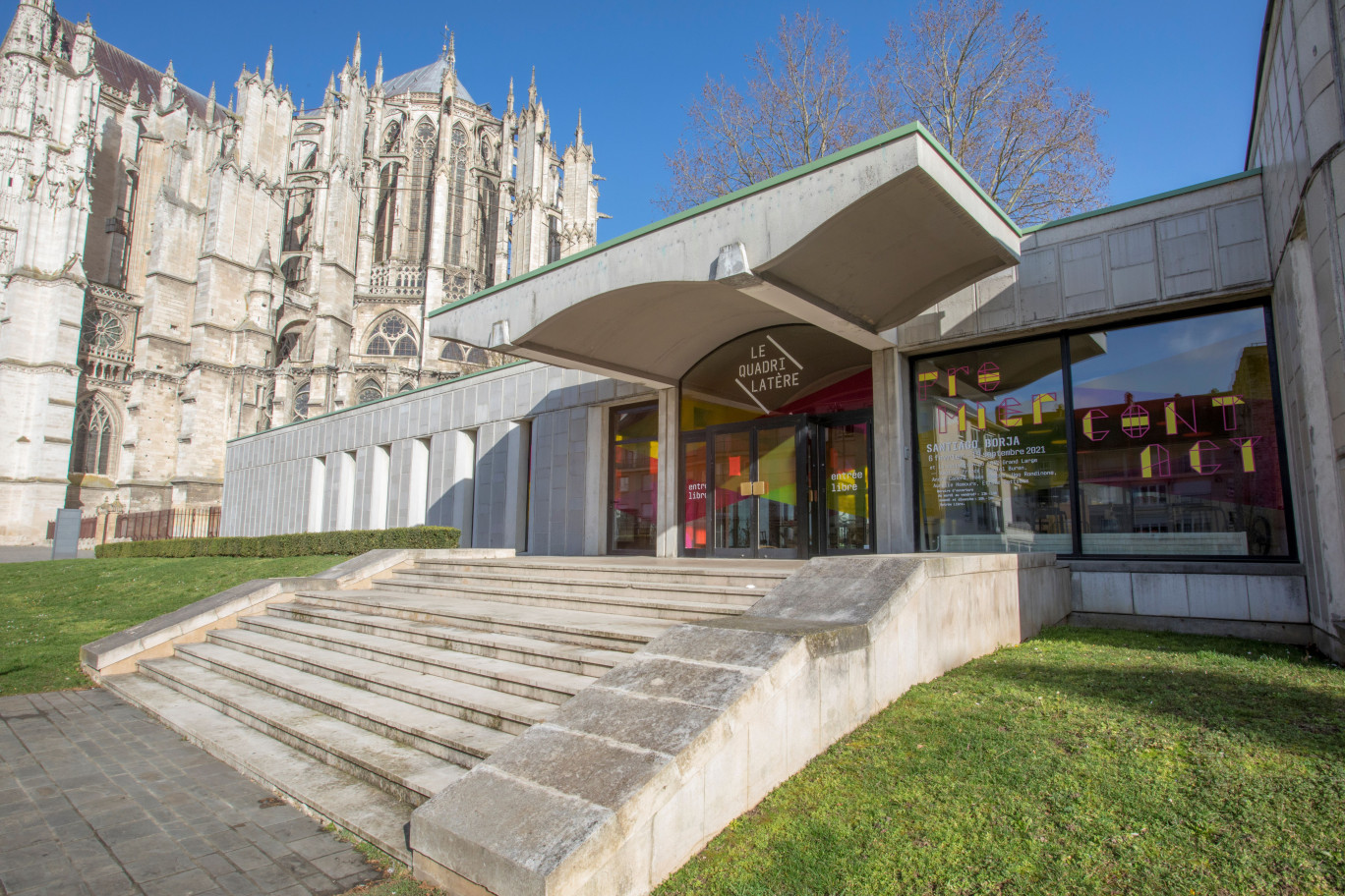 La cathédrale Saint-Pierre et le Quadrilatère, deux symboles culturels. 