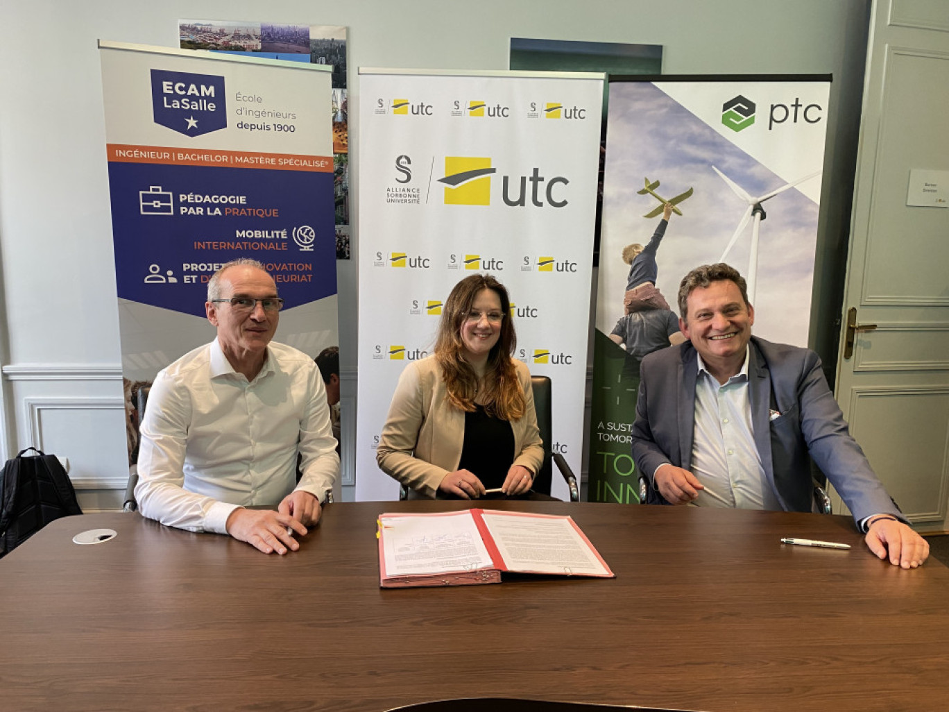 Signature de la convention entre Claire Rossi, directrice de l'UTC, Didier Desplanche, directeur de l’ECAM LaSalle et PTC.