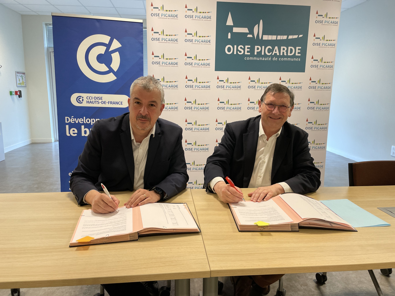 Philippe Bernard (à g.), président de la CCI de l'Oise et Jean Cauwel, président de l'Oise Picarde ont signé une convention de partenariat, le 9 avril à Breteuil. (c)CCI Oise