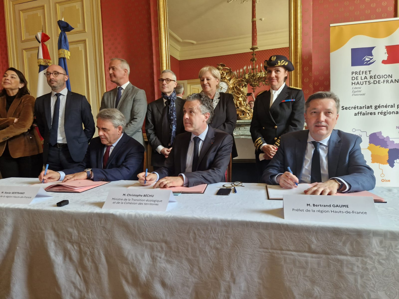 Christophe Béchu (au centre) a signé, avec Xavier Bertrand, le protocole relatif au volet mobilités du Contrat de plan État-Région.