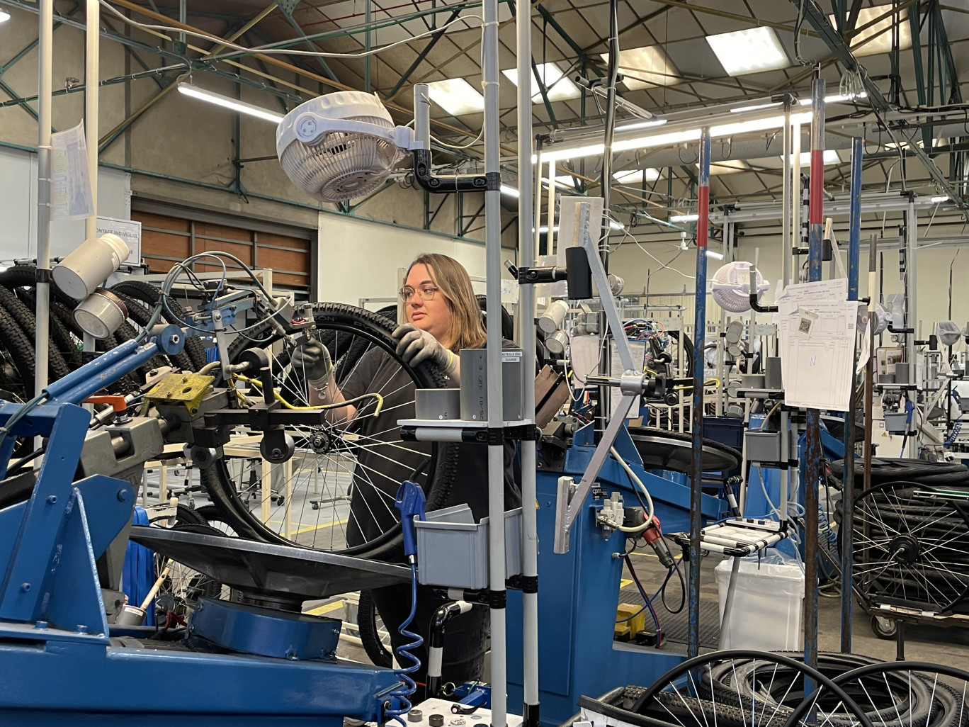 Assemblage, à la Manufacture française du cycle, à Machecoul (Loire-Atlantique), début avril. © O.RAZEMON  