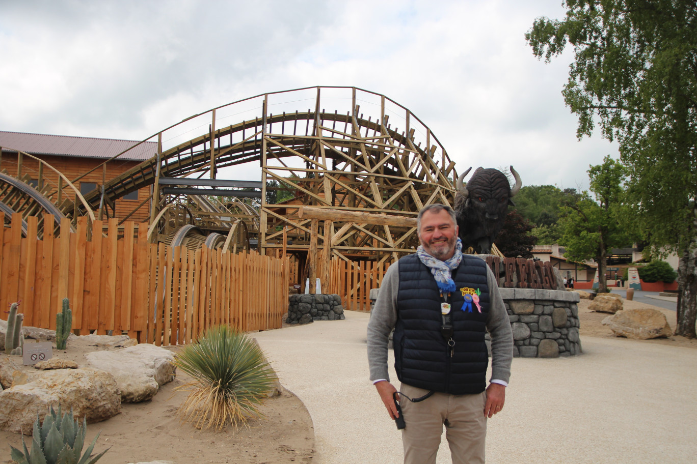 Antoine Lacarrière, directeur du parc, devant le Wild Buffalo : la nouvelle attraction de la Mer de Sable convie le visiteur à chevaucher la plaine sur le dos d'un bison sauvage… © Aletheia Press / B.Delabre