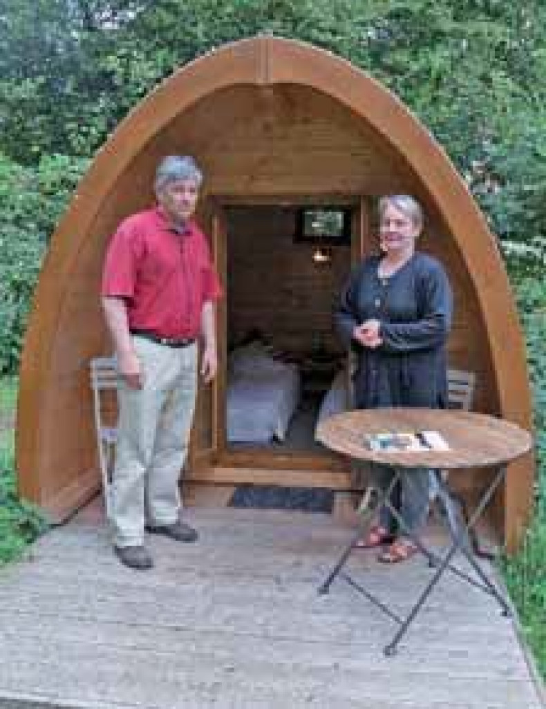 Nicole et Philippe Varlet accueillent les touristes dans des roulottes, des carrés d’étoiles ou dans des cabanes en bois baptisées pods.