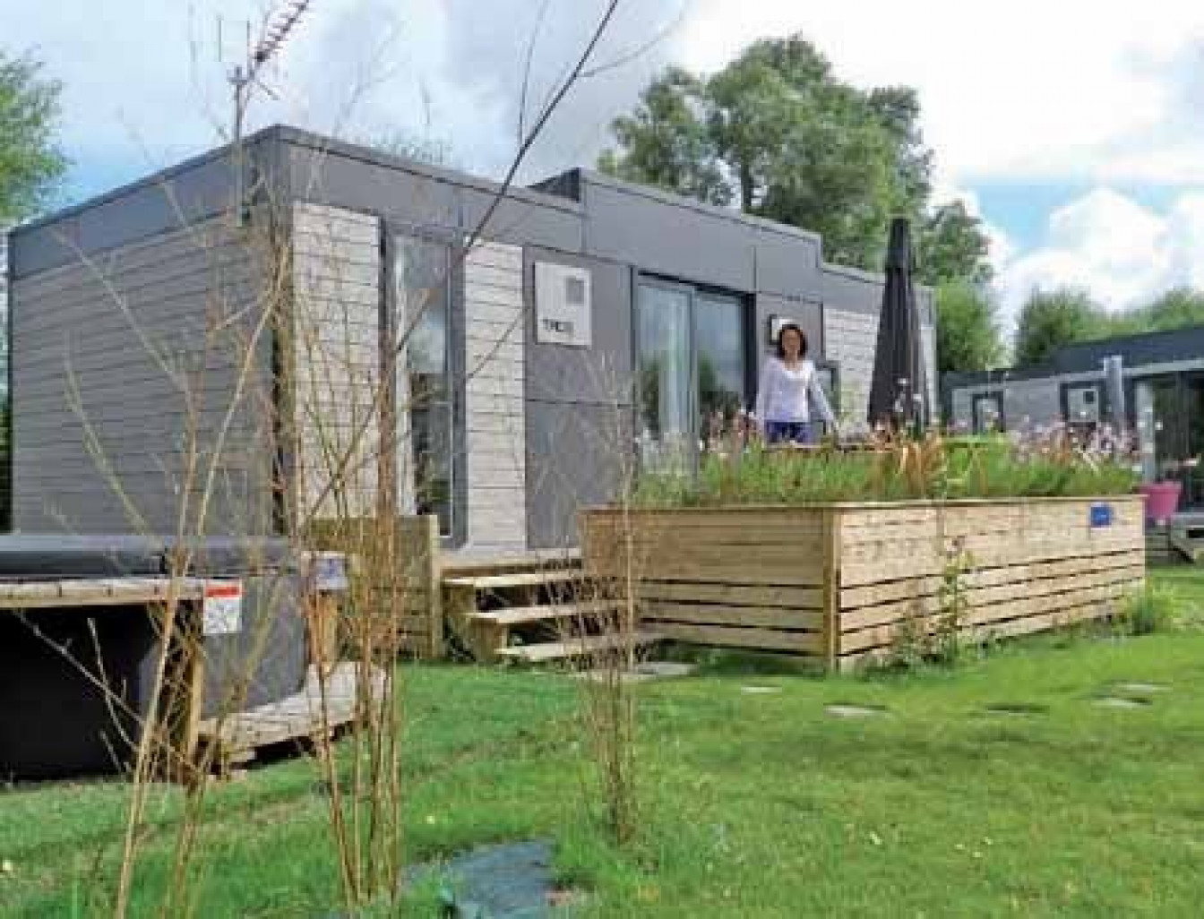 Isabelle Wachter devant un des mobil-homes design.