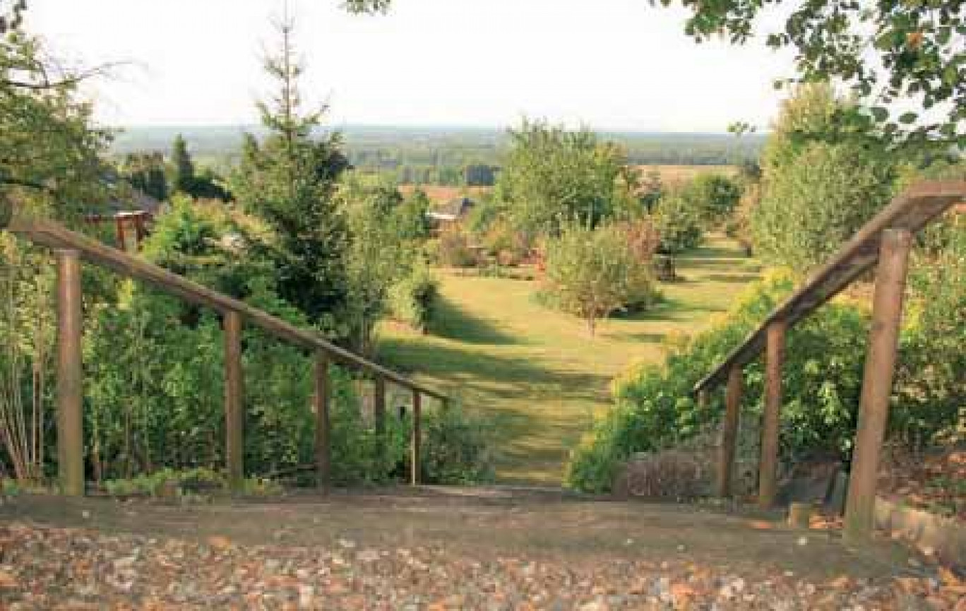 Le jardin de Chantal Coubronne s’étend sur les pentes du lieu-dit Les Monterelles et englobe une partie des bois.