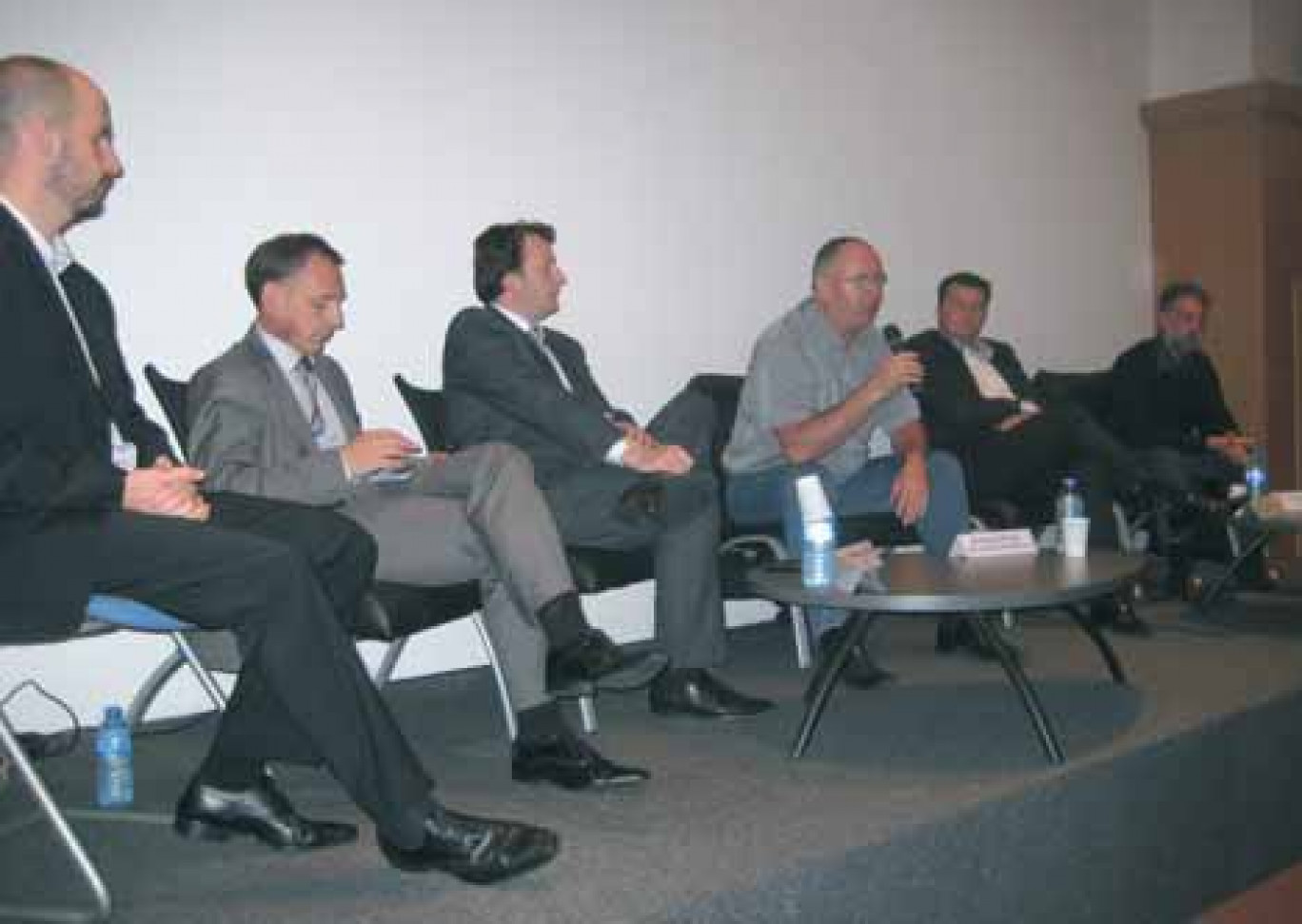 Une table ronde, avec le portrait d’un repreneur, Philippe Dalle (au micro).