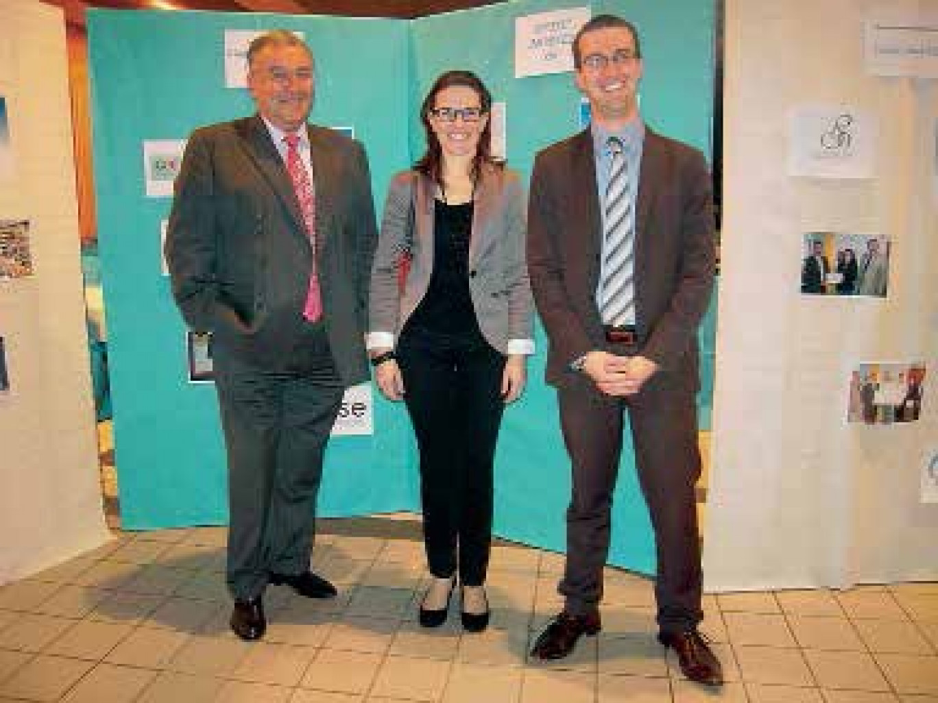 Marianne Jelassi, lauréate des Trophées Oise-Sud initiative, pose entre Cédric Waterloos et Jean-Claude Saint-Aubin, président de l’association.