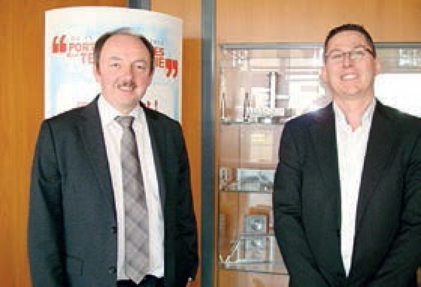 Patrick Noiret et Pascal Pézéril PDG de Suma groupe devant des pièces d’avion.
