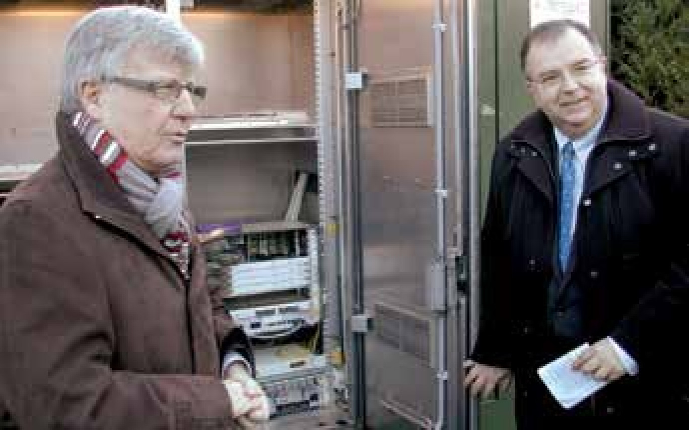 Yves Daudigny, a écouté avec attention les explications du délégué régional d’Orange, Olivier Girault.