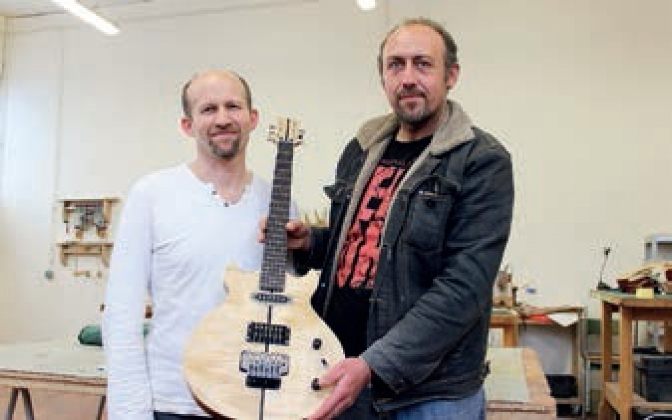 Les stagiaires peuvent apprendre à fabriquer une guitare.