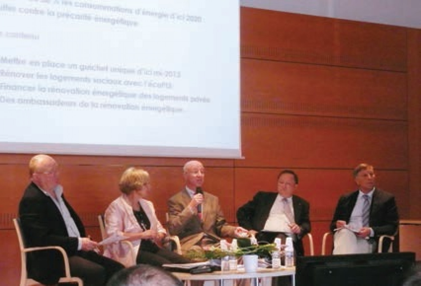 Les participants à la table ronde autour du préfet de l’Aisne, Pierre Bayle, et Ginette Plâtrier, présidente départementale de la FFB de l’Aisne.