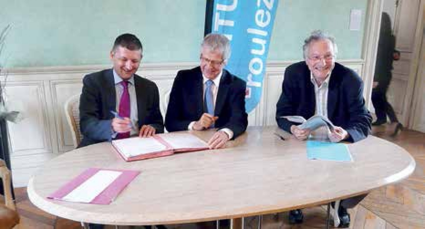 Nicolas Dumont et Gilles Demailly signent la convention, en présence de Christian Fabry, directeur de l'Ademe Picardie.