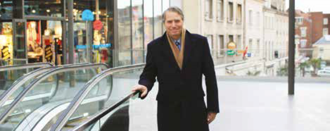 Michel Foubert en haut du nouveau complexe commercial de la place du Marché-aux-herbes.